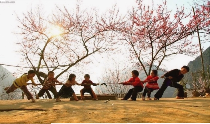 Trò chơi kéo co dân gian thường diễn ra trong dịp Tết Trung thu