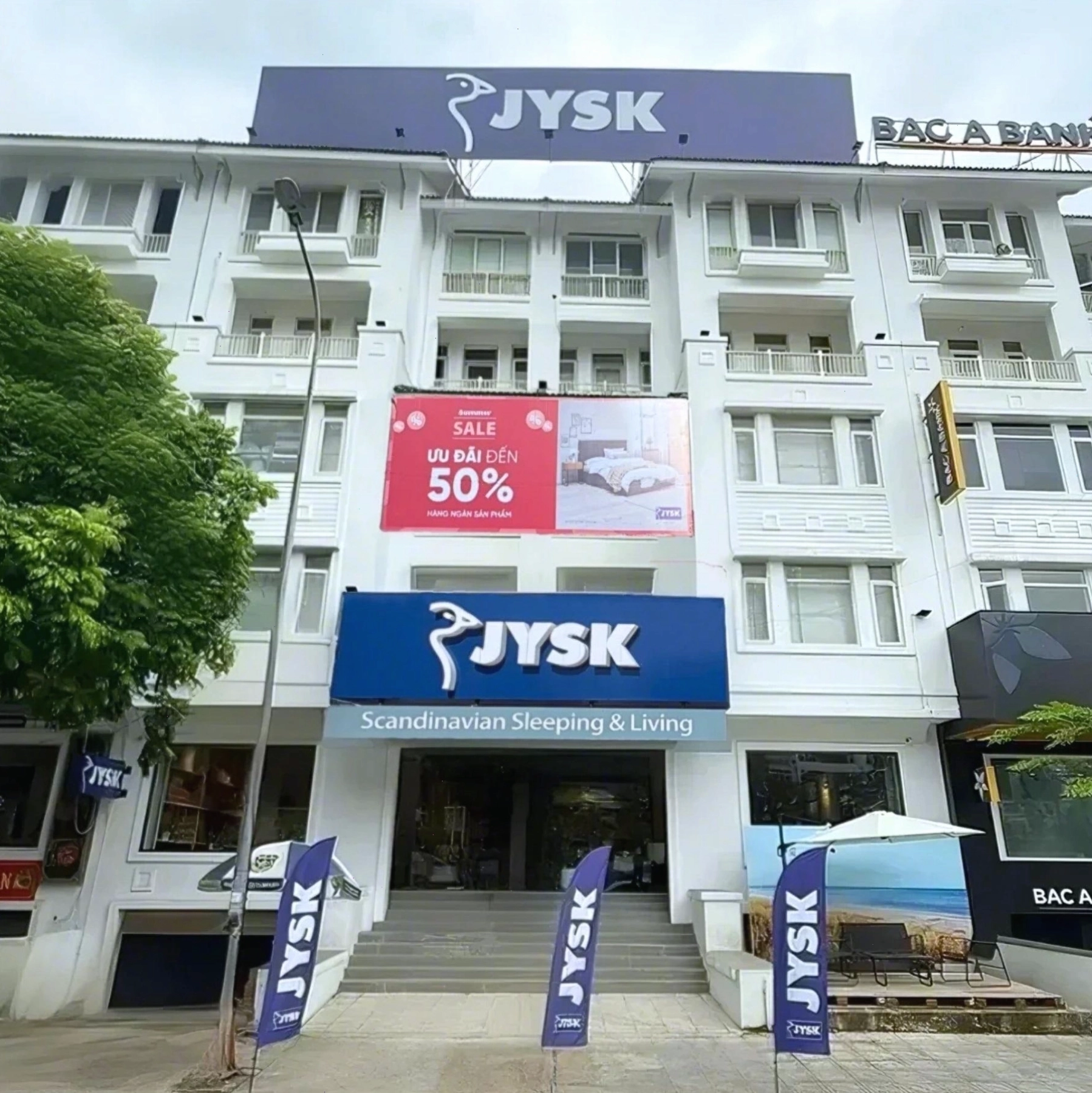 Trưng bày các mẫu lọ hoa và chậu cây tại JYSK