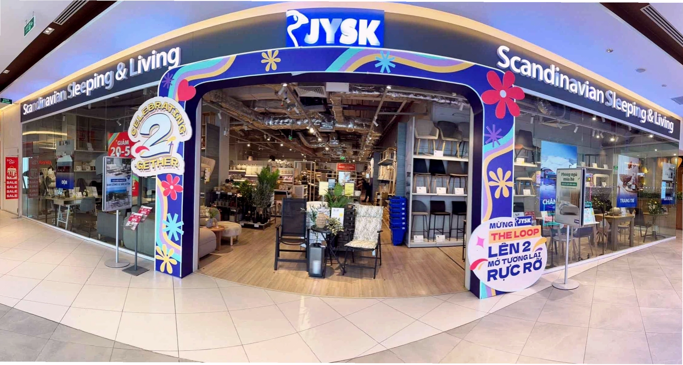 Trưng bày cây xanh và đồ nội thất tại JYSK