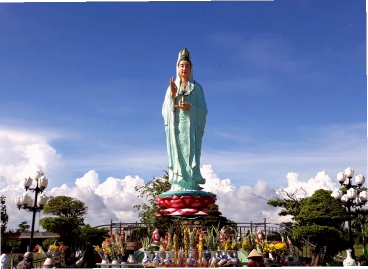 Tượng Mẹ Nam Hải uy nghiêm giữa bầu trời xanh thẳm tại Bạc Liêu