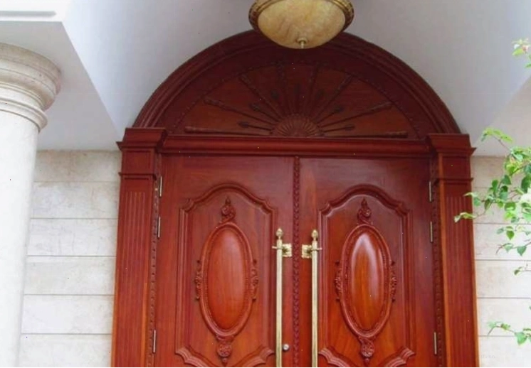 Tường nhà kiên cố, cửa chính vững vàng là dấu hiệu phong thủy tốt
