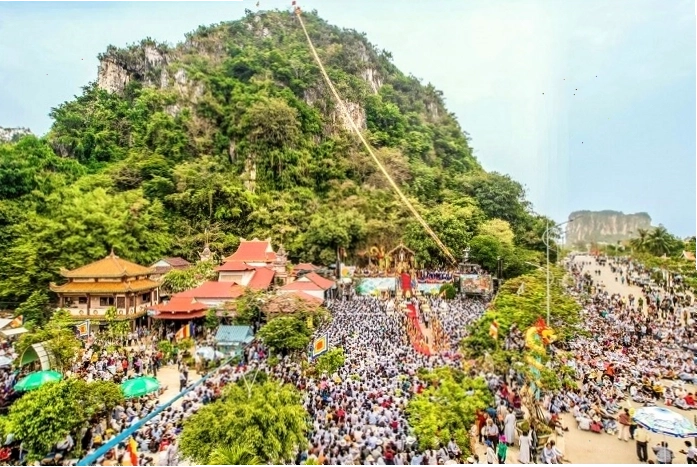 Tượng Phật Bồ Tát Quán Âm trang nghiêm tại Chùa Quán Âm