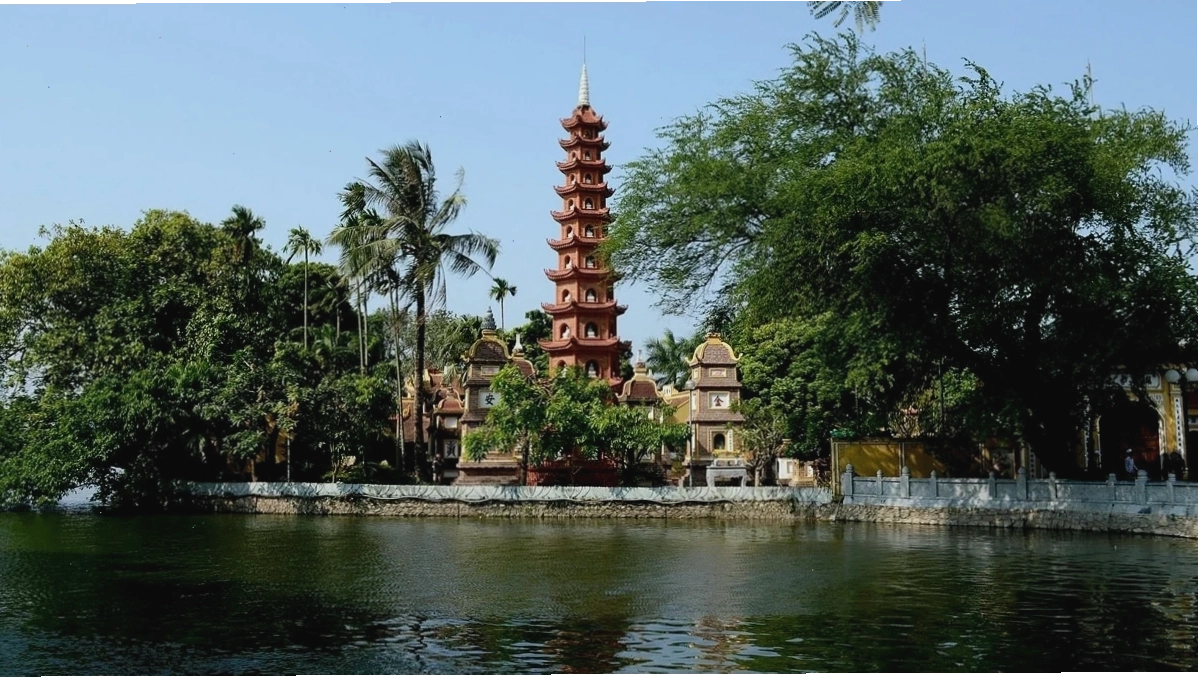 Tượng Phật uy nghiêm trong chánh điện chùa Kim Liên