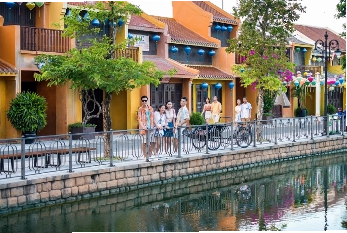 Tượng Phật và các bảo tháp trong khuôn viên chùa