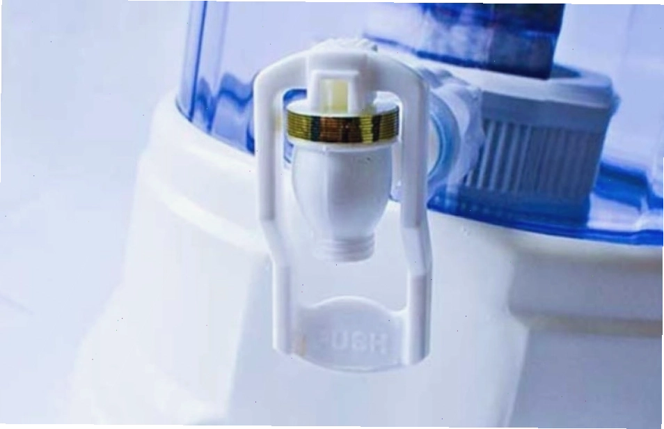 Lau chùi vỏ máy và khu vực xung quanh máy lọc nước sạch sẽ