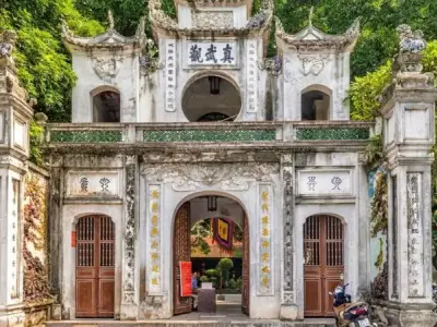 Khám phá lịch sử và kiến trúc đồ sộ của đền Quán Thánh