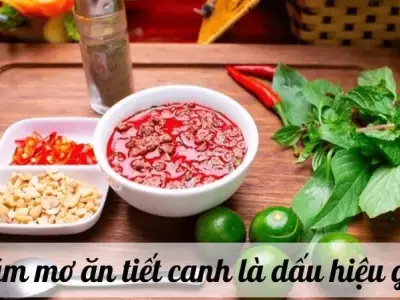 Nằm mơ ăn tiết canh - Điềm báo gì cho sức khỏe và tài lộc?