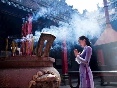 Đến tháng có đi chùa được không? Giải đáp chi tiết và các lưu ý