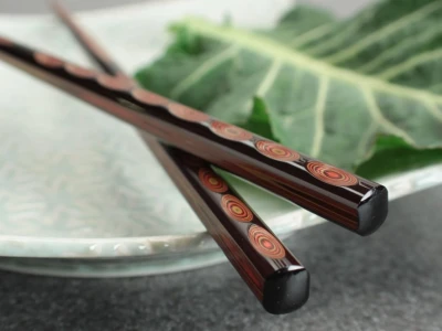 Gãy Đũa Là Điềm Gì? Giải Mã Ý Nghĩa Tâm Linh Bất Ngờ