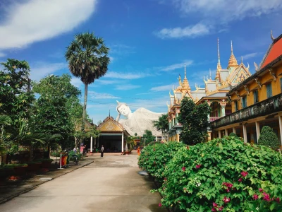 Khám phá Chùa Som Rong Sóc Trăng: Kiến trúc Khmer độc đáo và tượng Phật nằm ấn tượng
